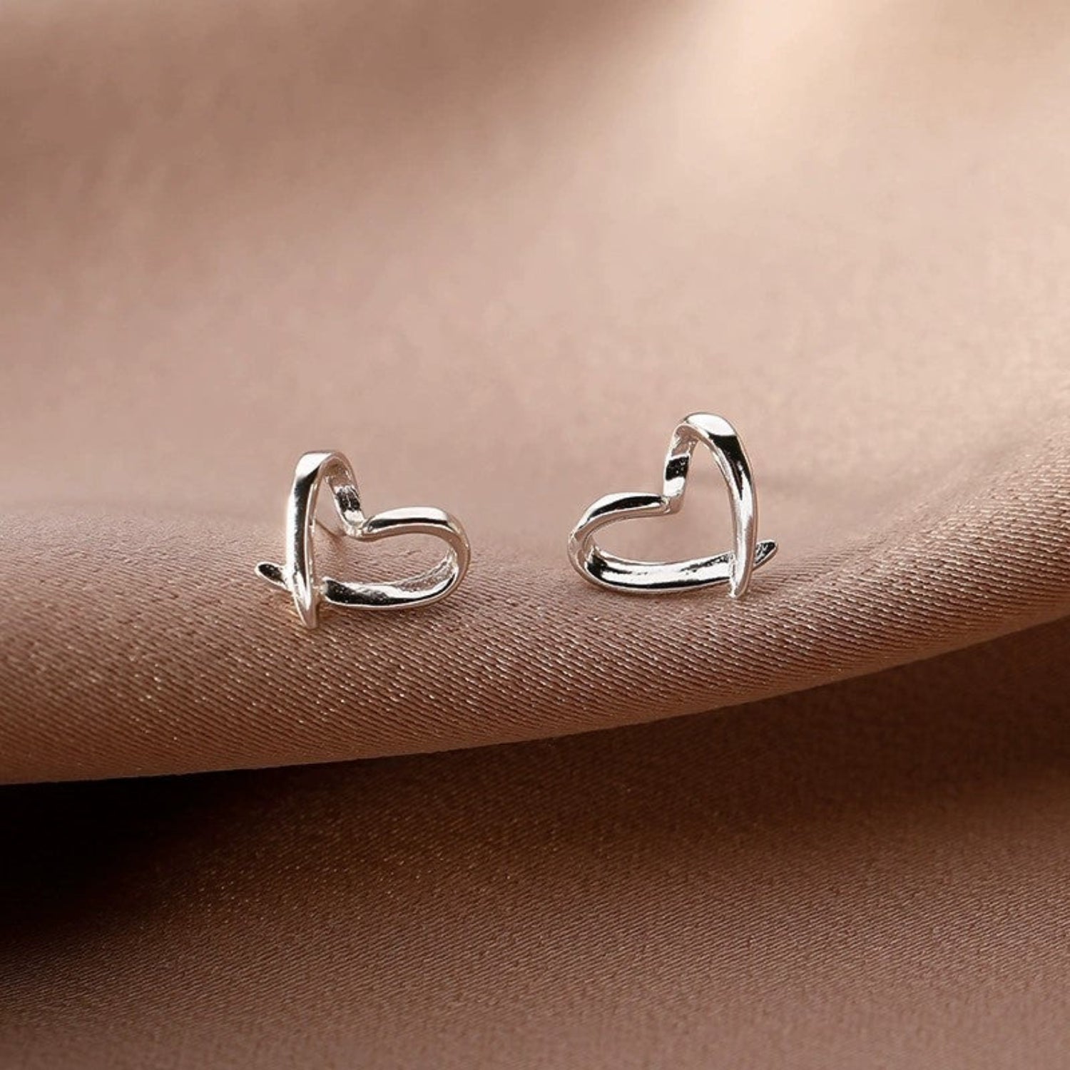 Minimalist Silver Heart Stud Earrings JLT13641