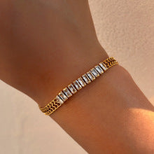 Minimalist Gold-tone Chain Bracelet with Clear Crystal Embellishments JLTB0677