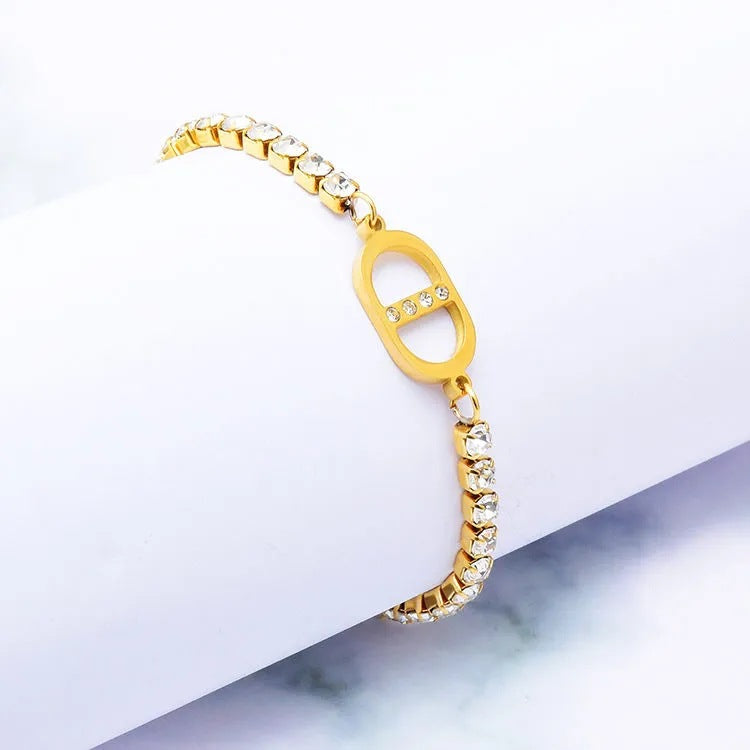 Luxurious Adjustable Bracelet with Oval Charm and Crystal Highlights JLTB0695