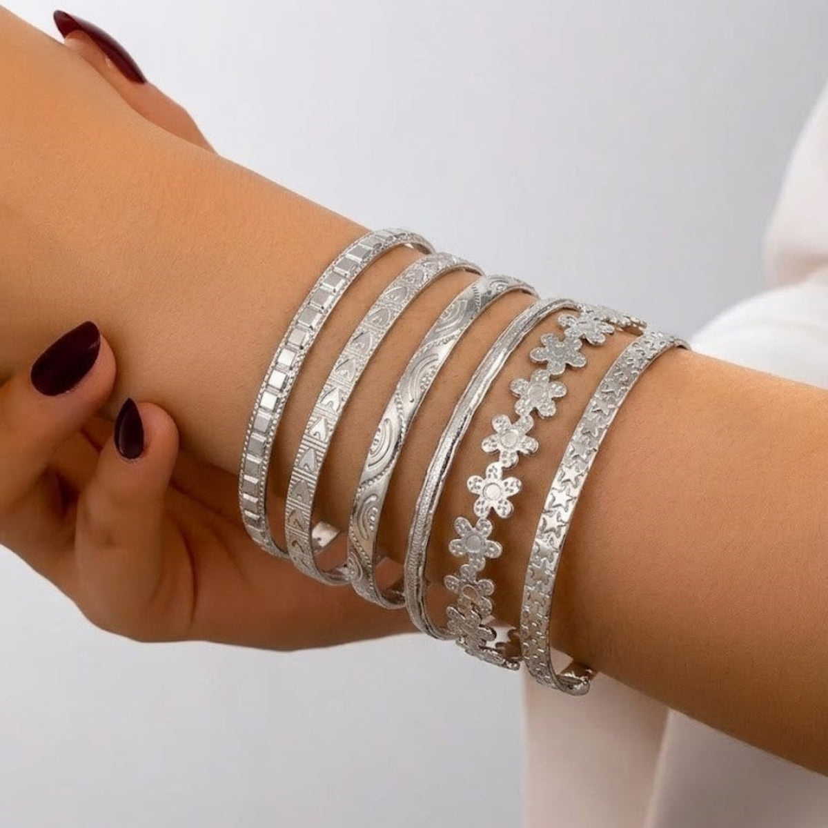 Silver Traditions: The Symbolism and Beauty of South Asian Bangles JLTB0819