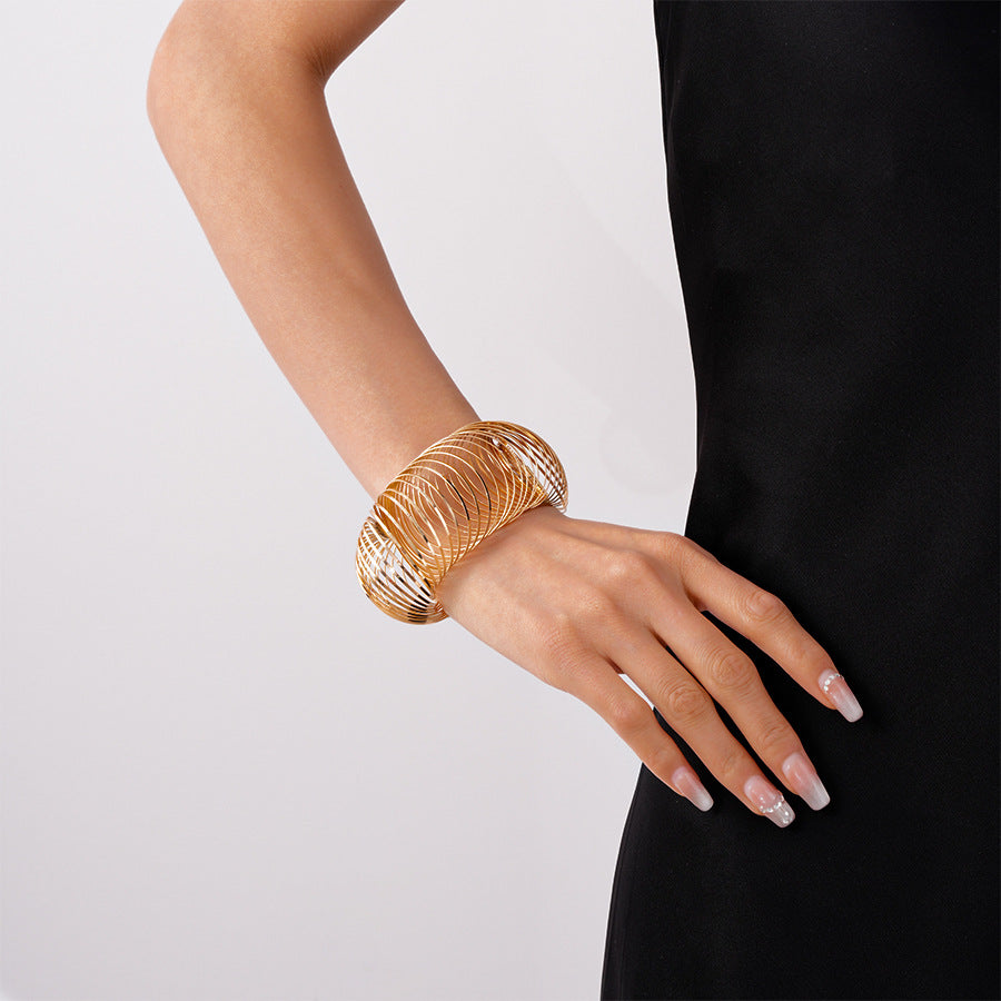 Elegant Gold Torus Coil Bracelet: A Symbol of Infinite Flow and Modern Artistry JLTB0825