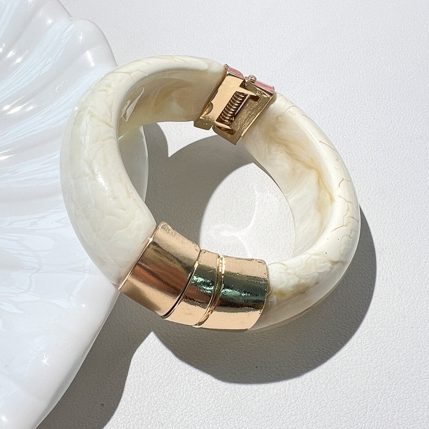 Cream Round Retro Cuff Bracelet JLTB1230