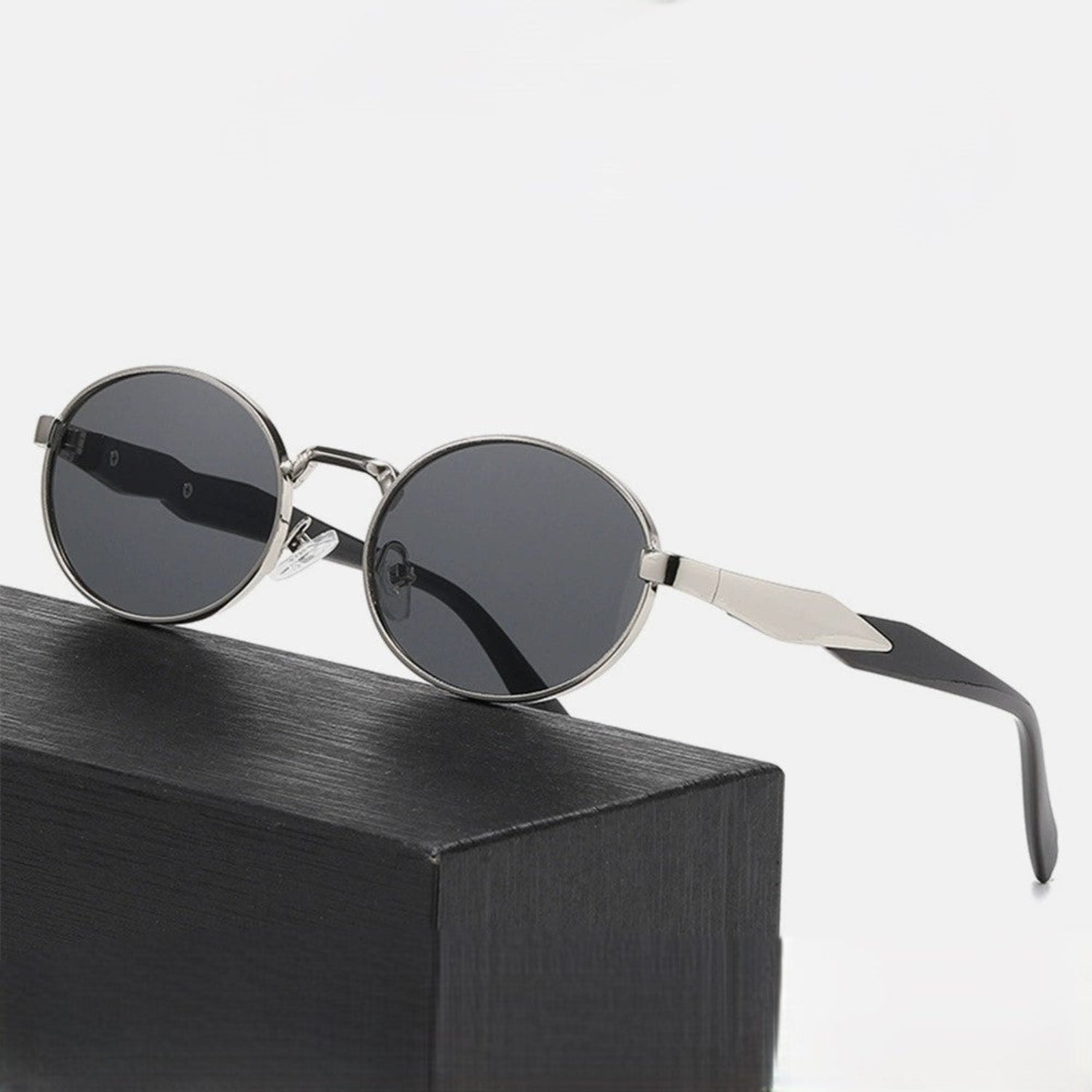 Silver Round Black Sunglasses JLTG0181