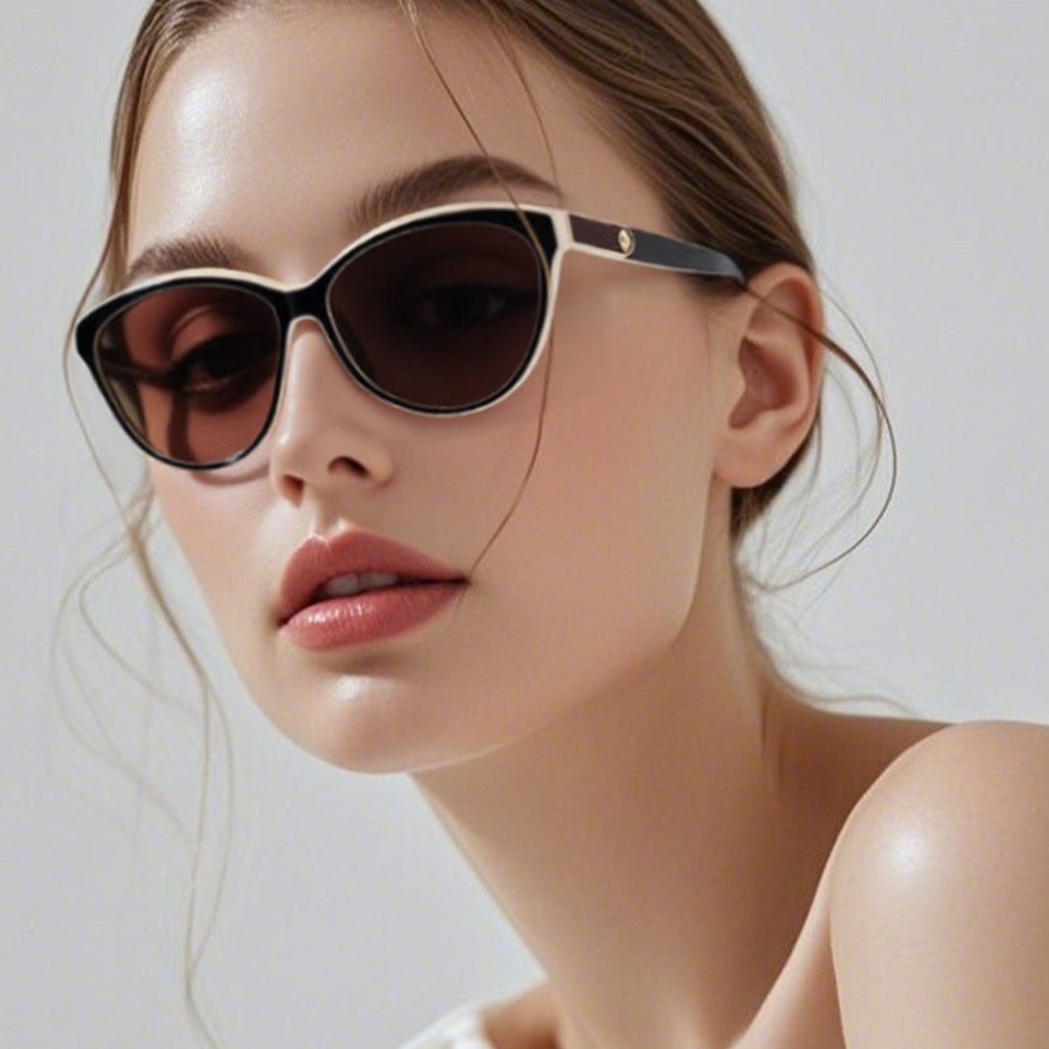 White Cat-Eye Sunglasses With Pouch & Cloth JLTG0223