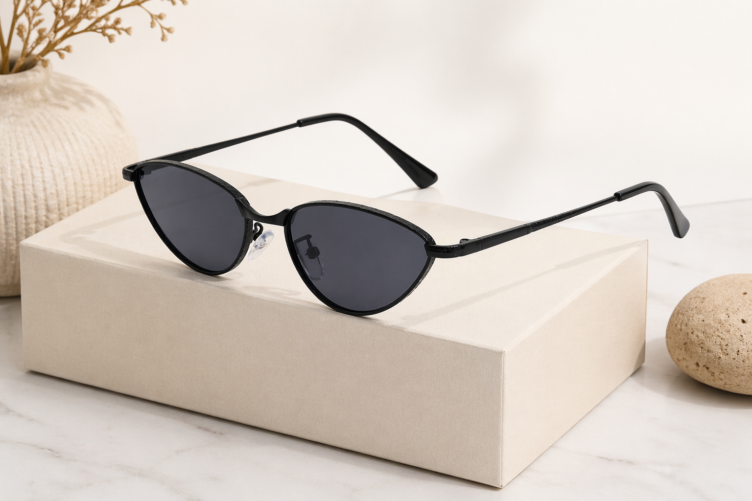Sleek Black Cat Eye Sunglasses JLTG0237