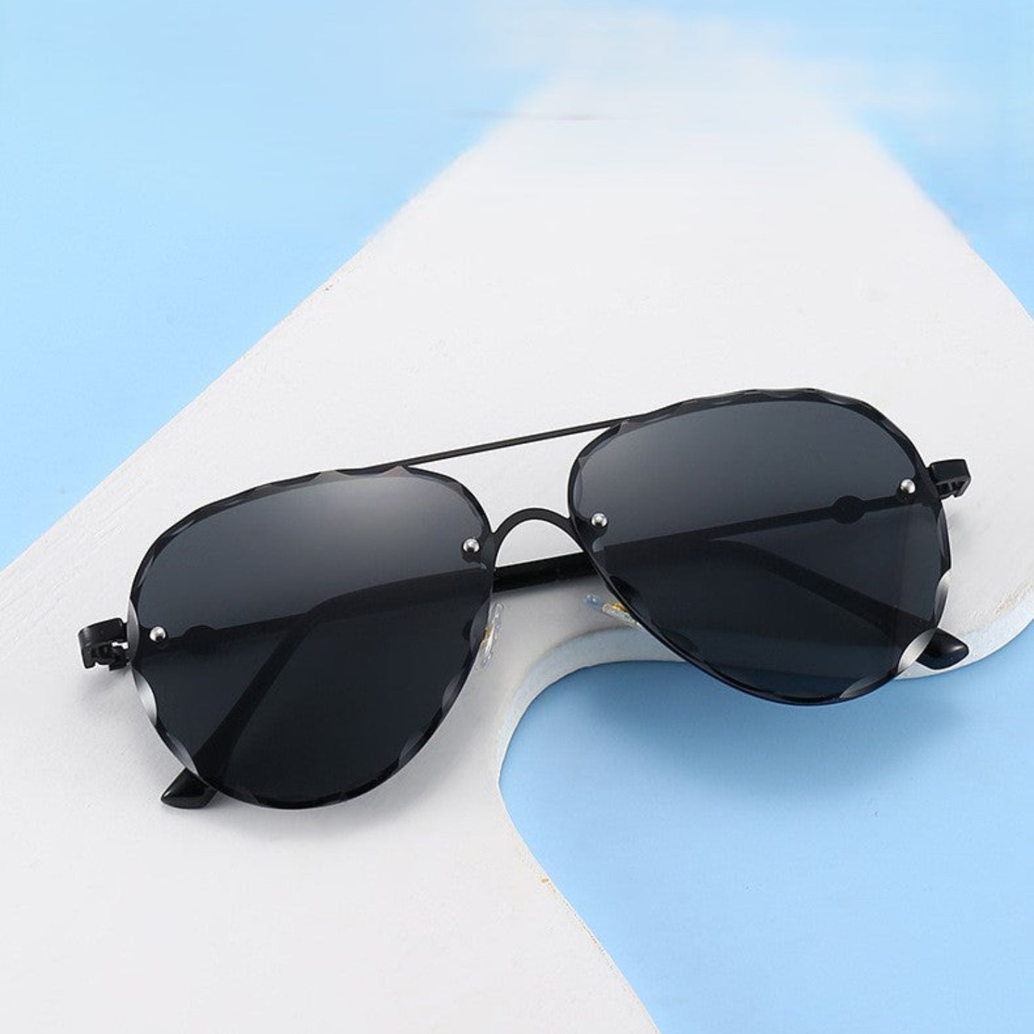 Rimless Gold Scalloped Black Sunglasses JLTG0306