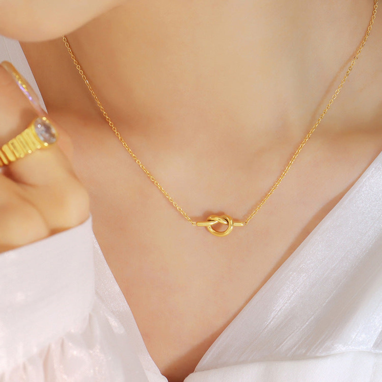Elegant Chain Necklace with Minimalist Knot Pendant JLTN1357