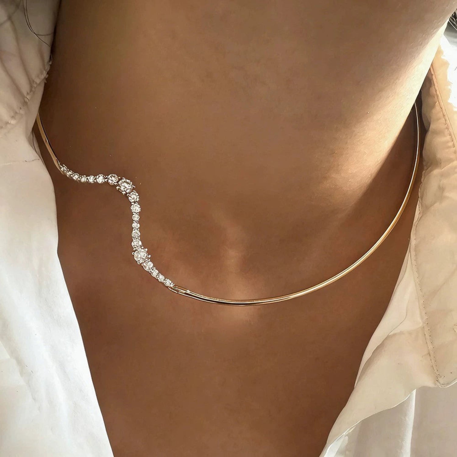 Gold Asymmetric Wave Crystal Choker JLTN1912
