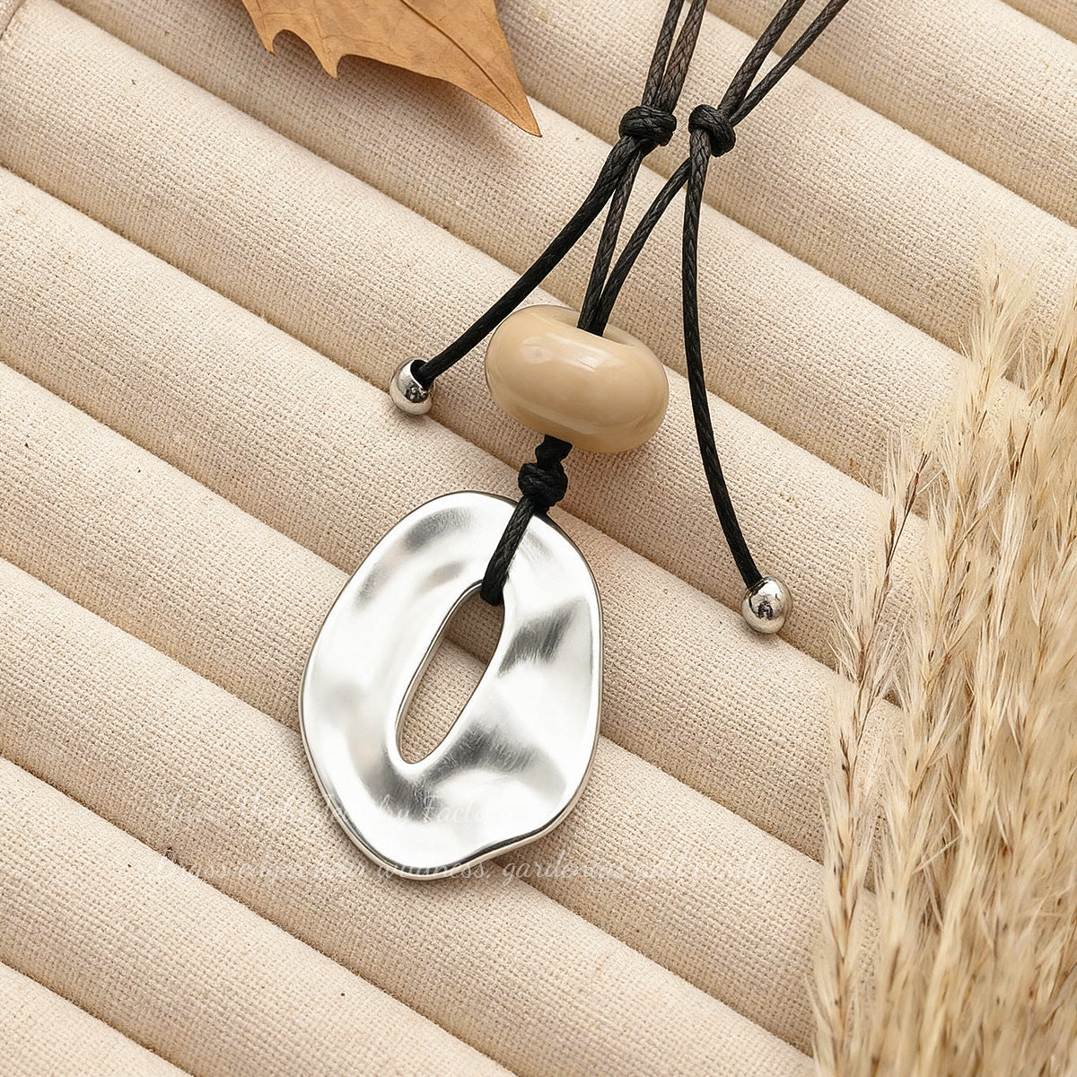 Black Silver Oval Pendant Necklace JLTN2047