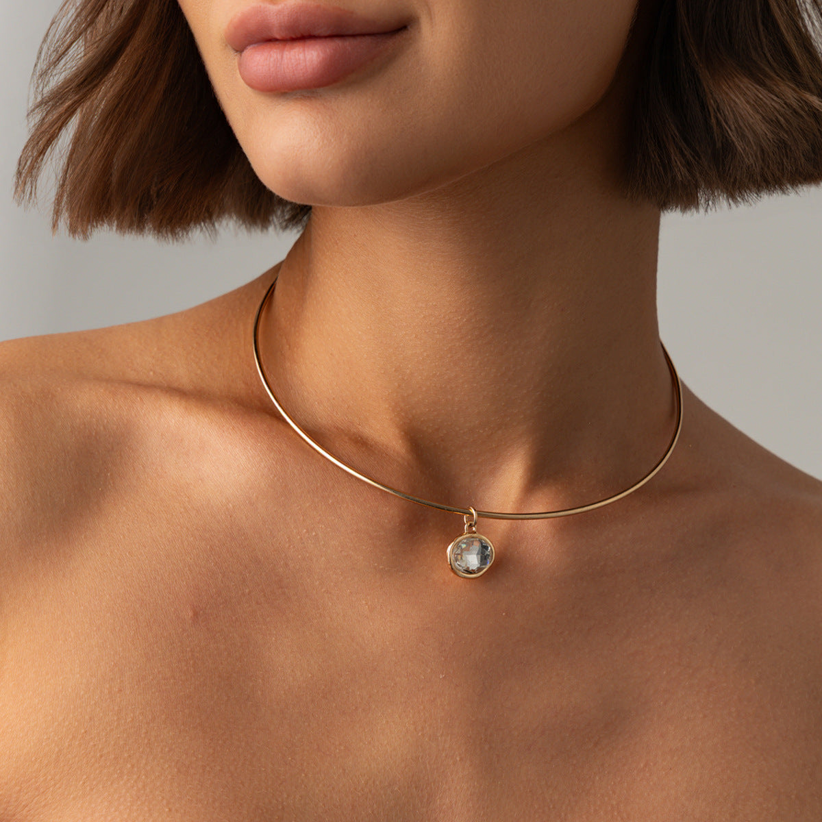 Golden Oval Crystal Pendant Choker JLTN2078