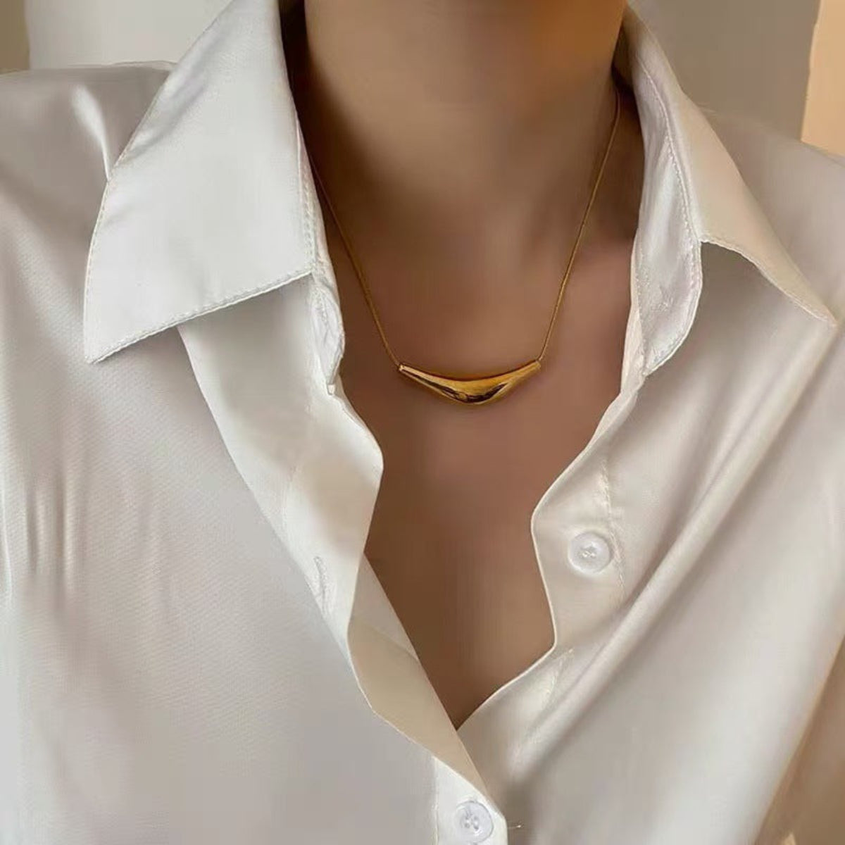 Sleek Curved Gold-Tone Bar Pendant Necklace JLTN2082
