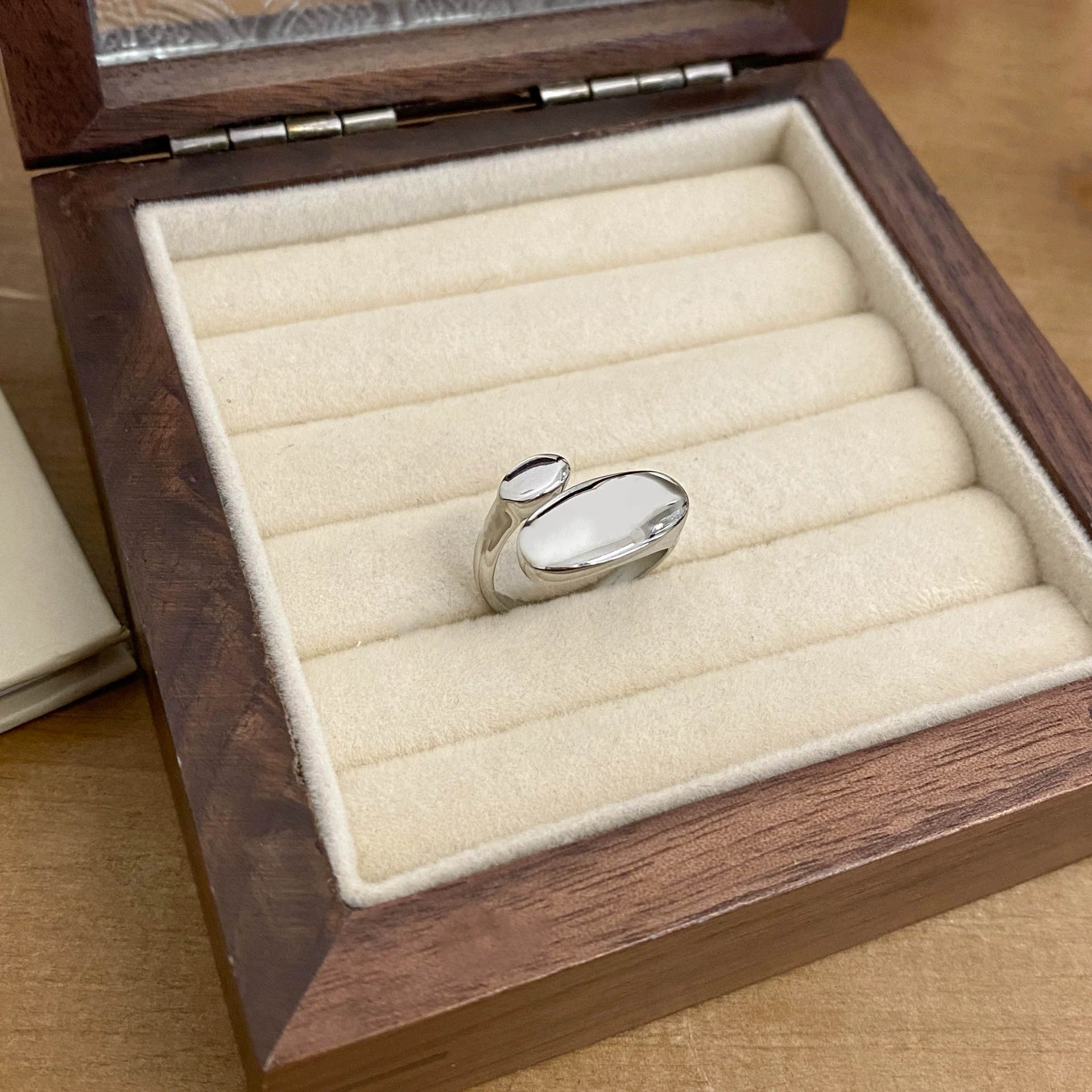 Minimalist Silver Open Ring with Oval Accents JLTR0609