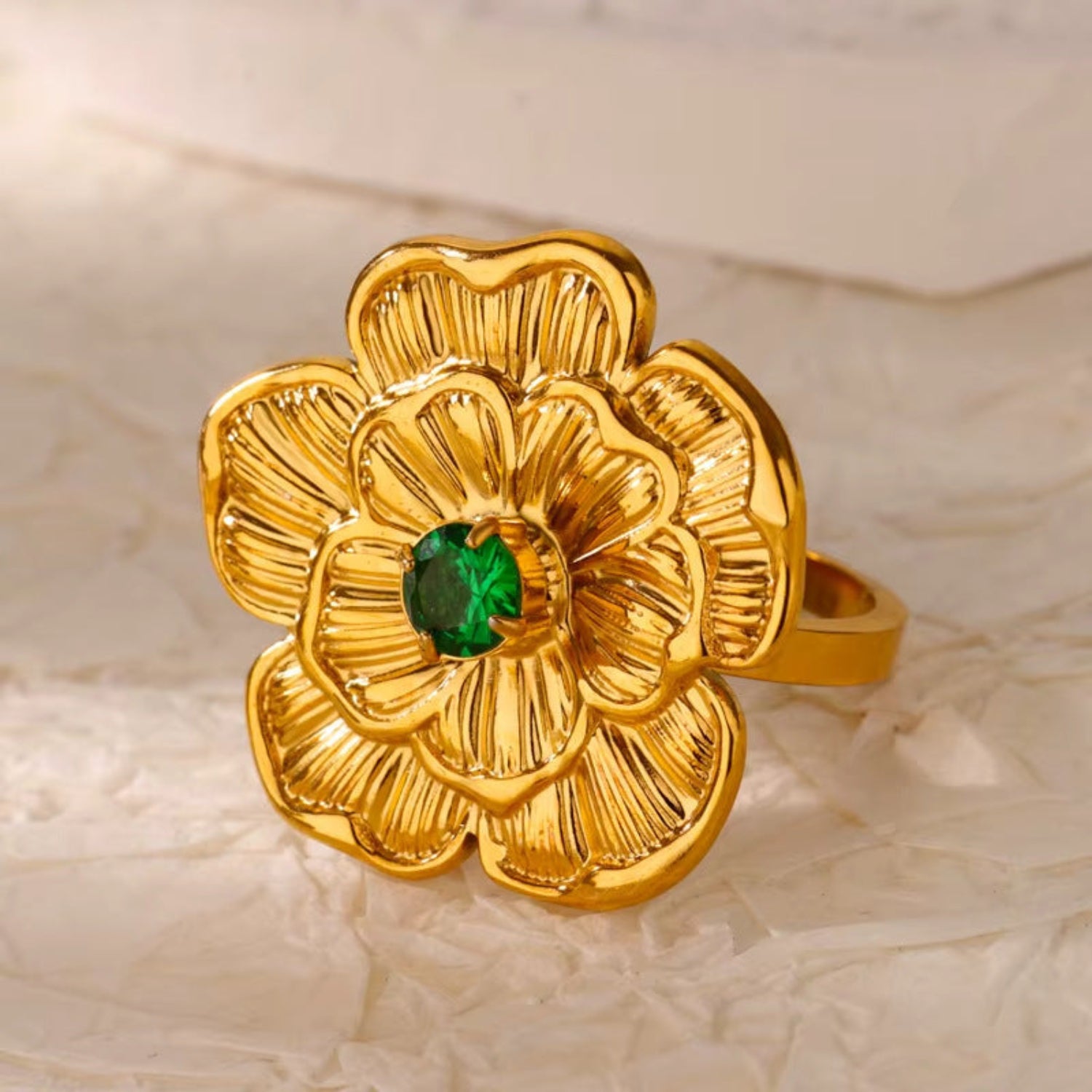 Emerald Center Gold Camellia Ring JLTR0688