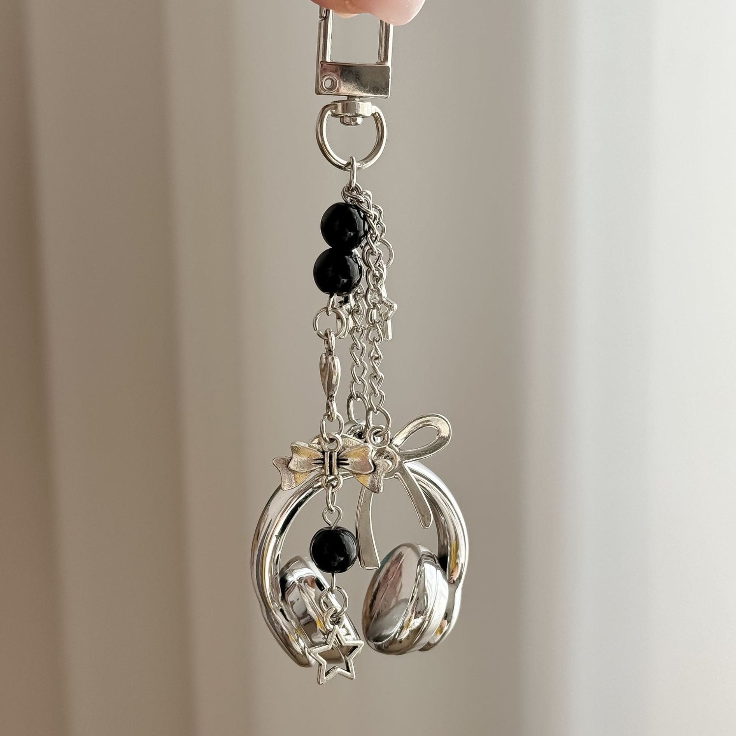 Silver Black Headphone Keychain MWK0004