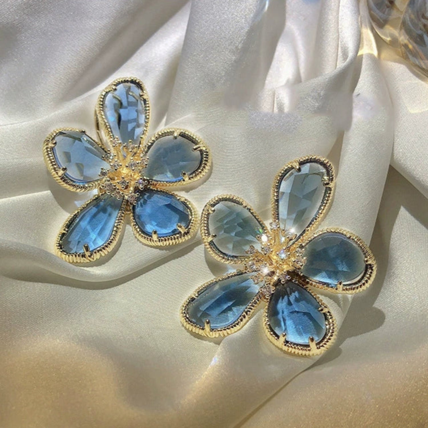 Just Lil Things - Bloomy Blue - Pin Earrings jlt11467