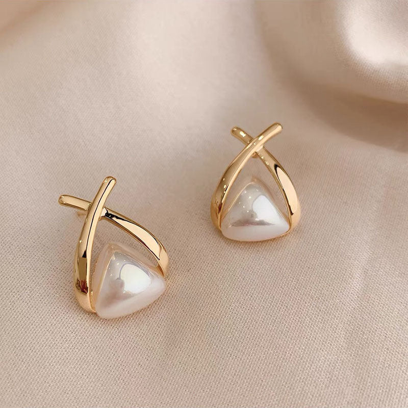 Trendy milky Pearl stud Earrings jlt13095