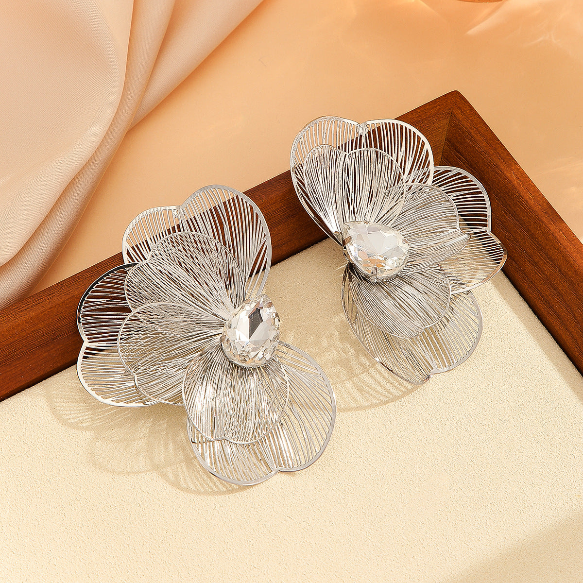 Metal carving butterfly fishtail pattern multi-layer glass diamond jlt13248
