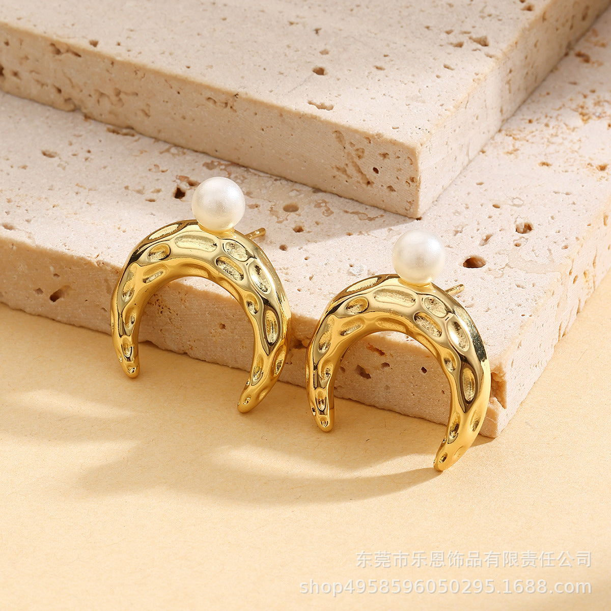 Cute hammer pattern crescent pearl earrings jlt13249