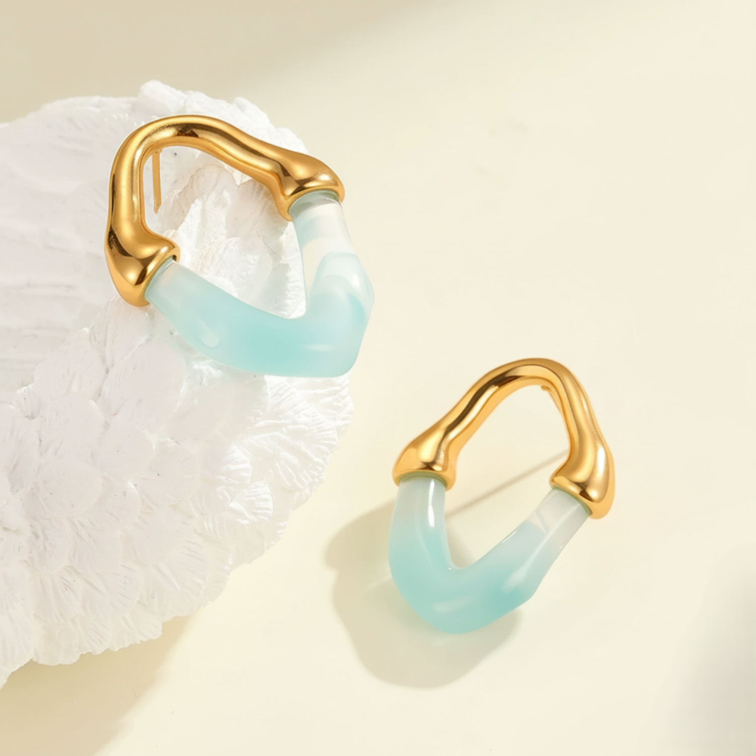 Resin Acetate U-Shape Blue Studs jlt13499