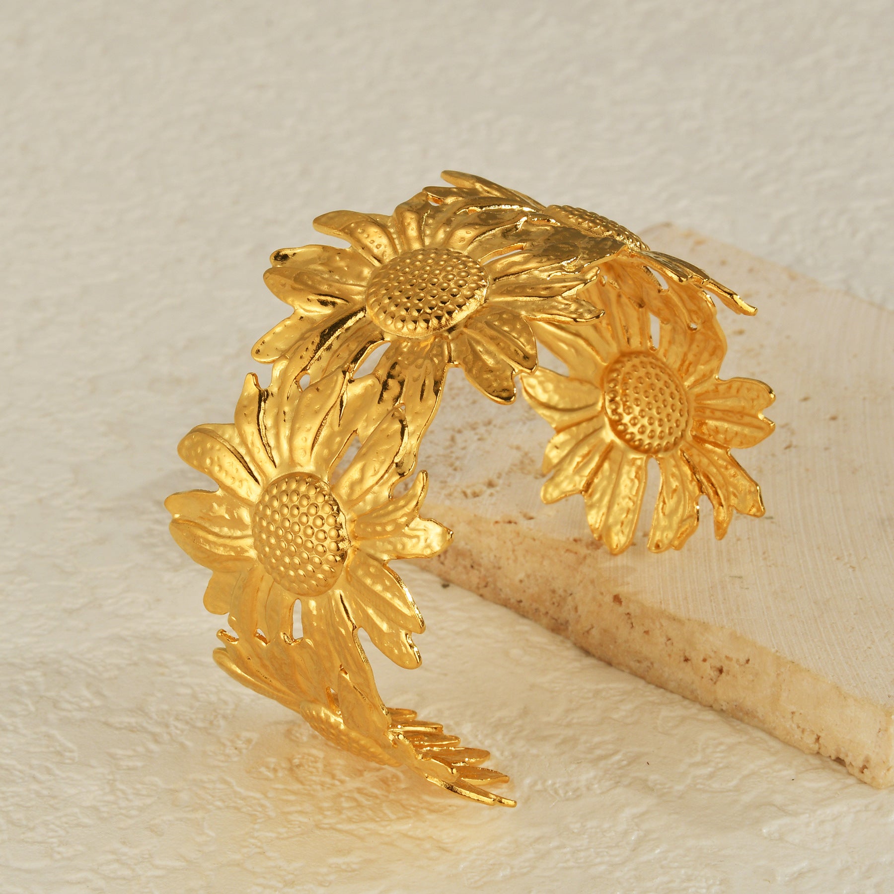 Daisy Flower Golden Bloom Cuff Bracelet – Statement Floral Design in Polished Gold Tone JLTB0543