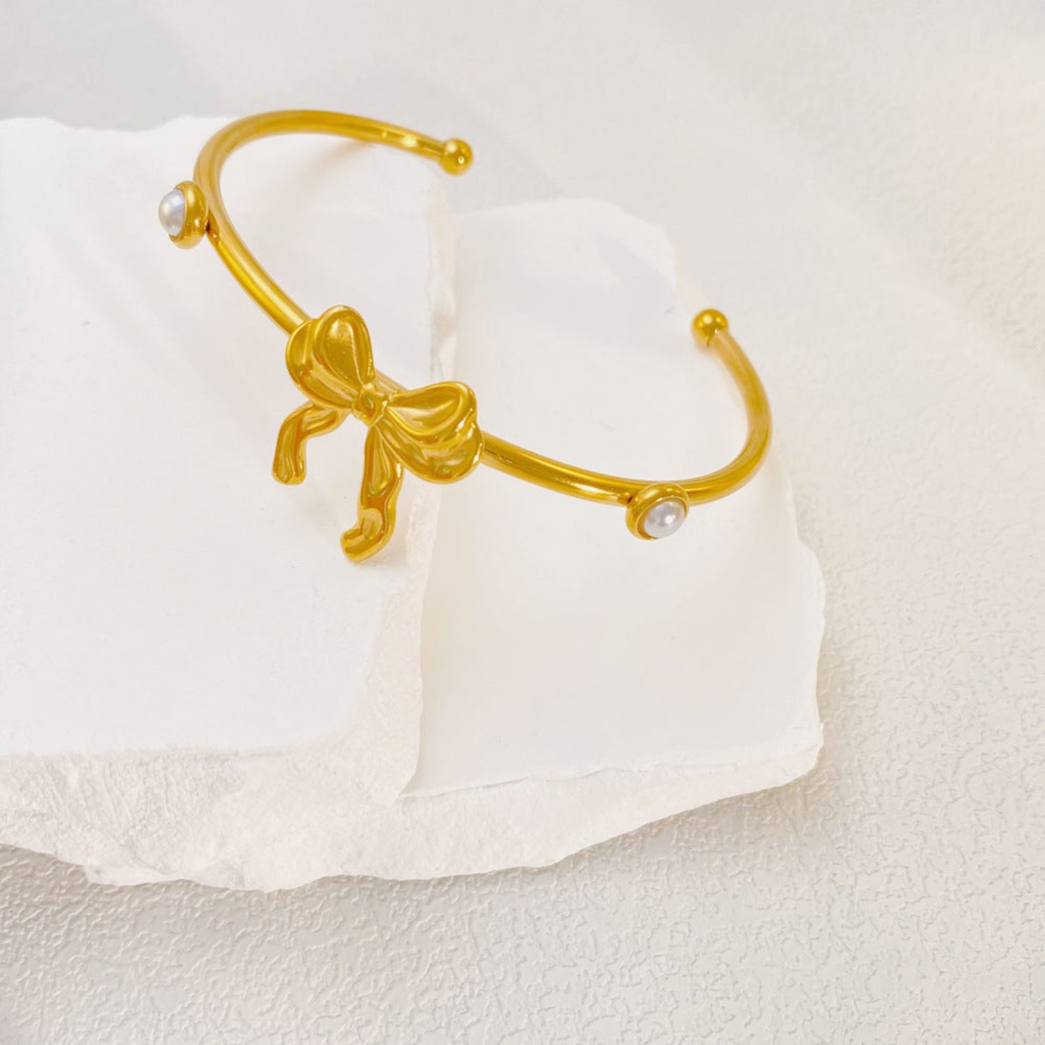 Vintage Bow Shaped Dual Pearl Inlaid Gold-tone Bracelet JLTB0640