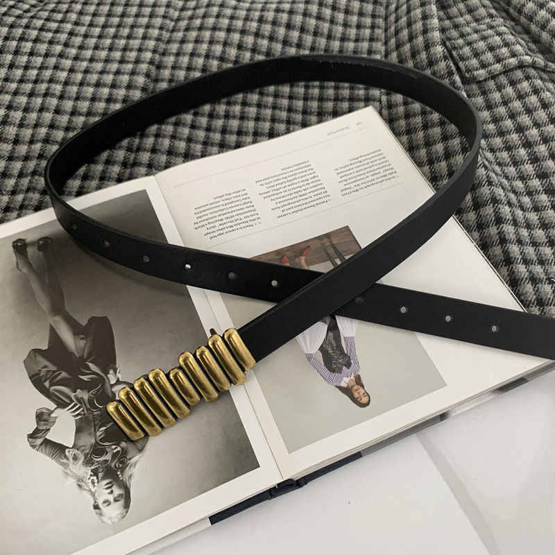 Retro-style metal buckle that can be worn with coats, suits, sweaters, shirts, and skirts
