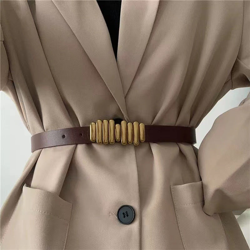 Retro-style metal buckle that can be worn with coats, suits, sweaters, shirts, and skirts