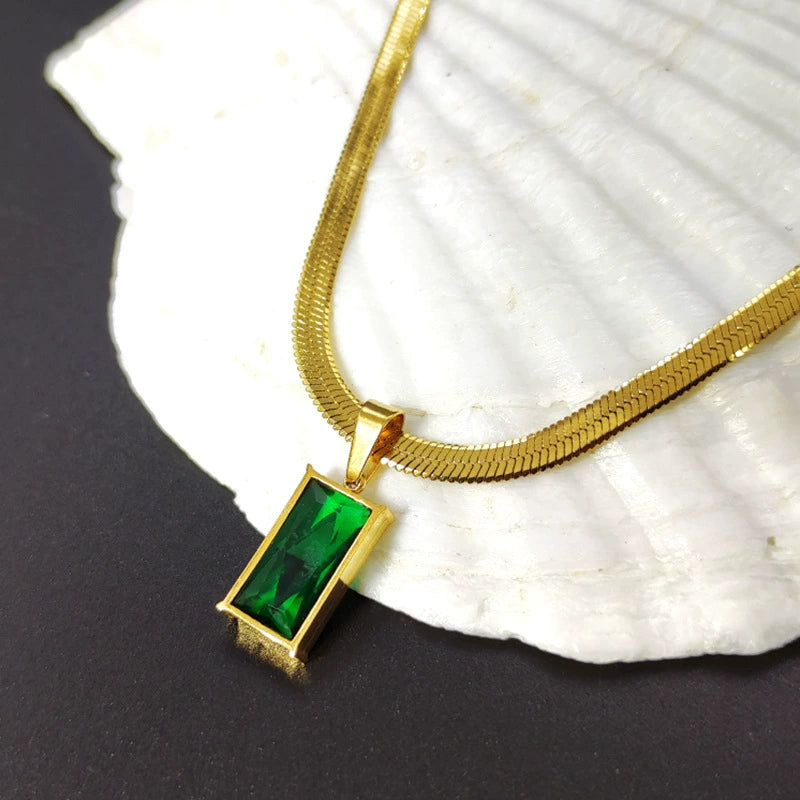 Elegant Flat Chain Necklace with Emerald Pendant – Stunning Jewelry for Women jltn0610