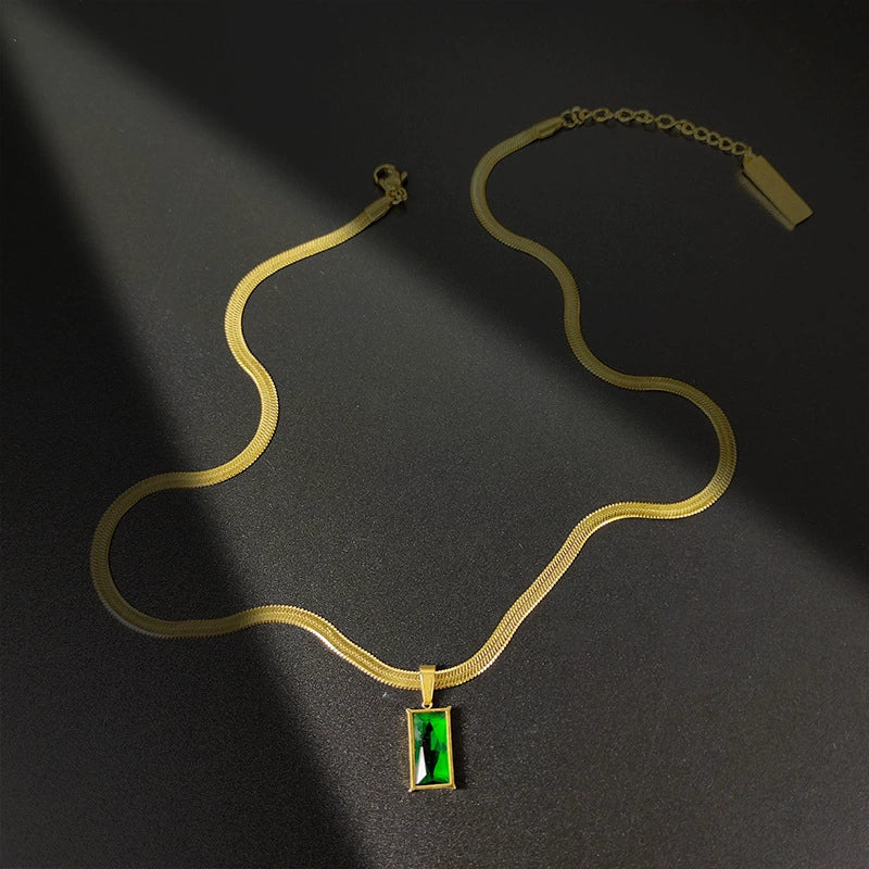 Elegant Flat Chain Necklace with Emerald Pendant – Stunning Jewelry for Women jltn0610