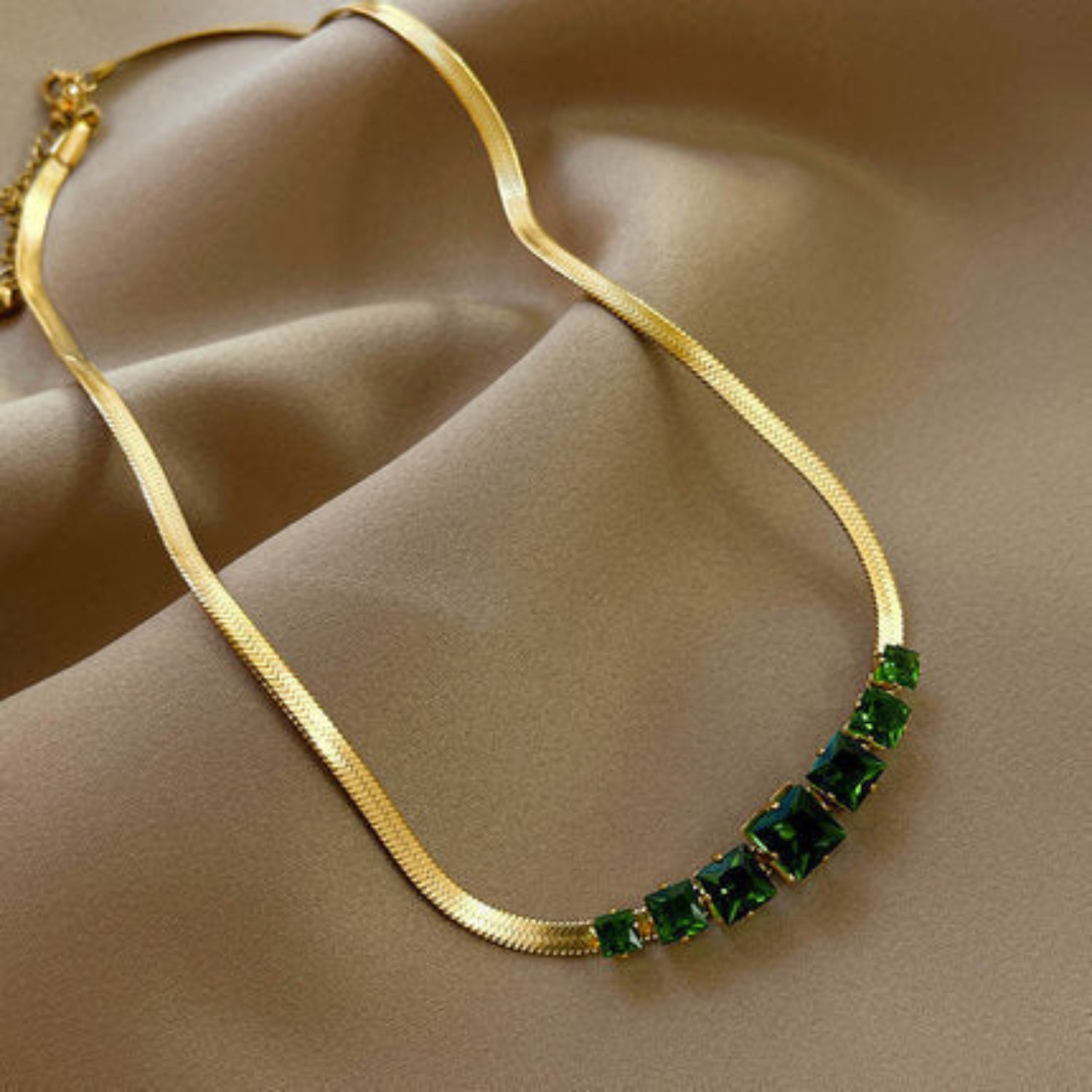 Emerald Square Crystals Embedded Serpentine Styled Chain Necklace JLTN1297