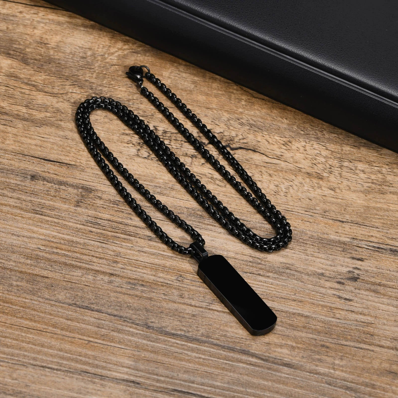 Square Pendant Black chain mn0037