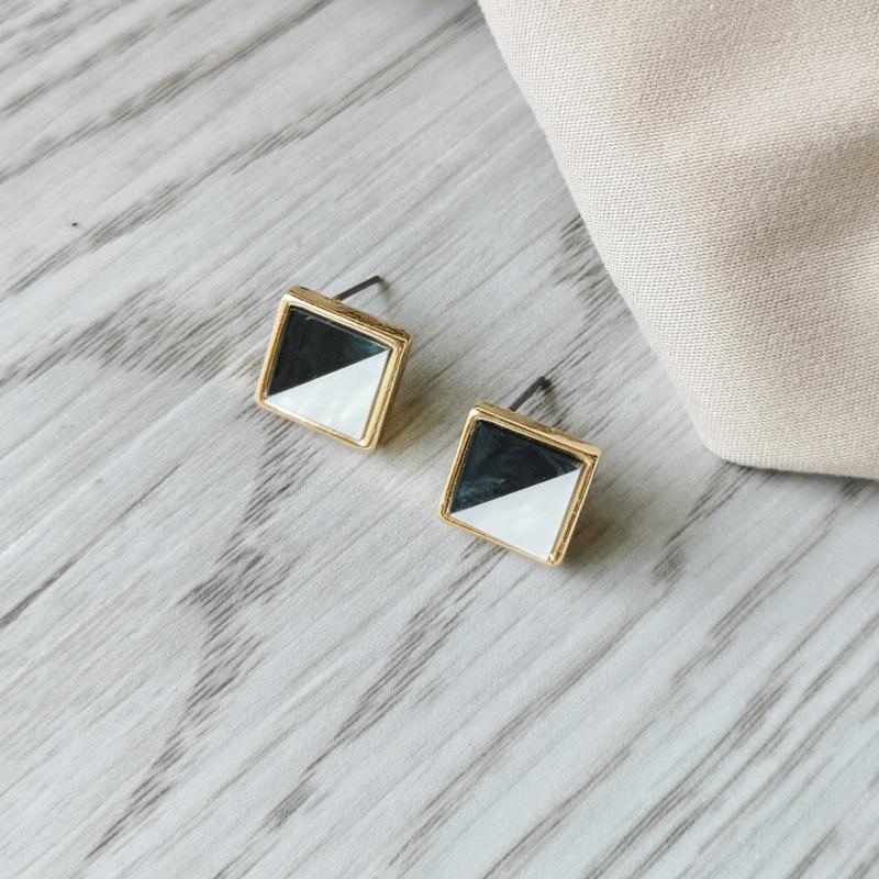 just-lil-things-gold-earrings-pin-earrings-jlt10343