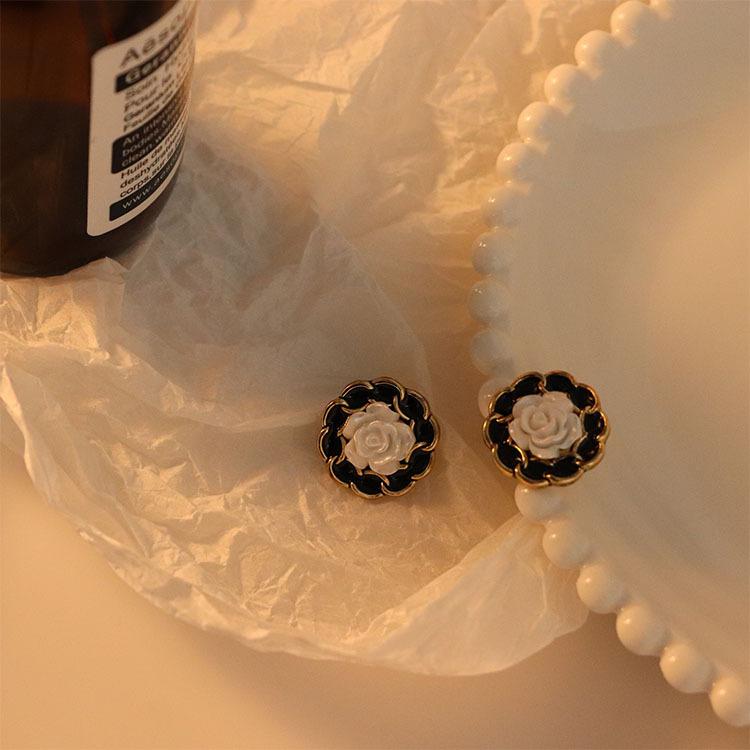just-lil-things-black-pin-earrings-jlt10787