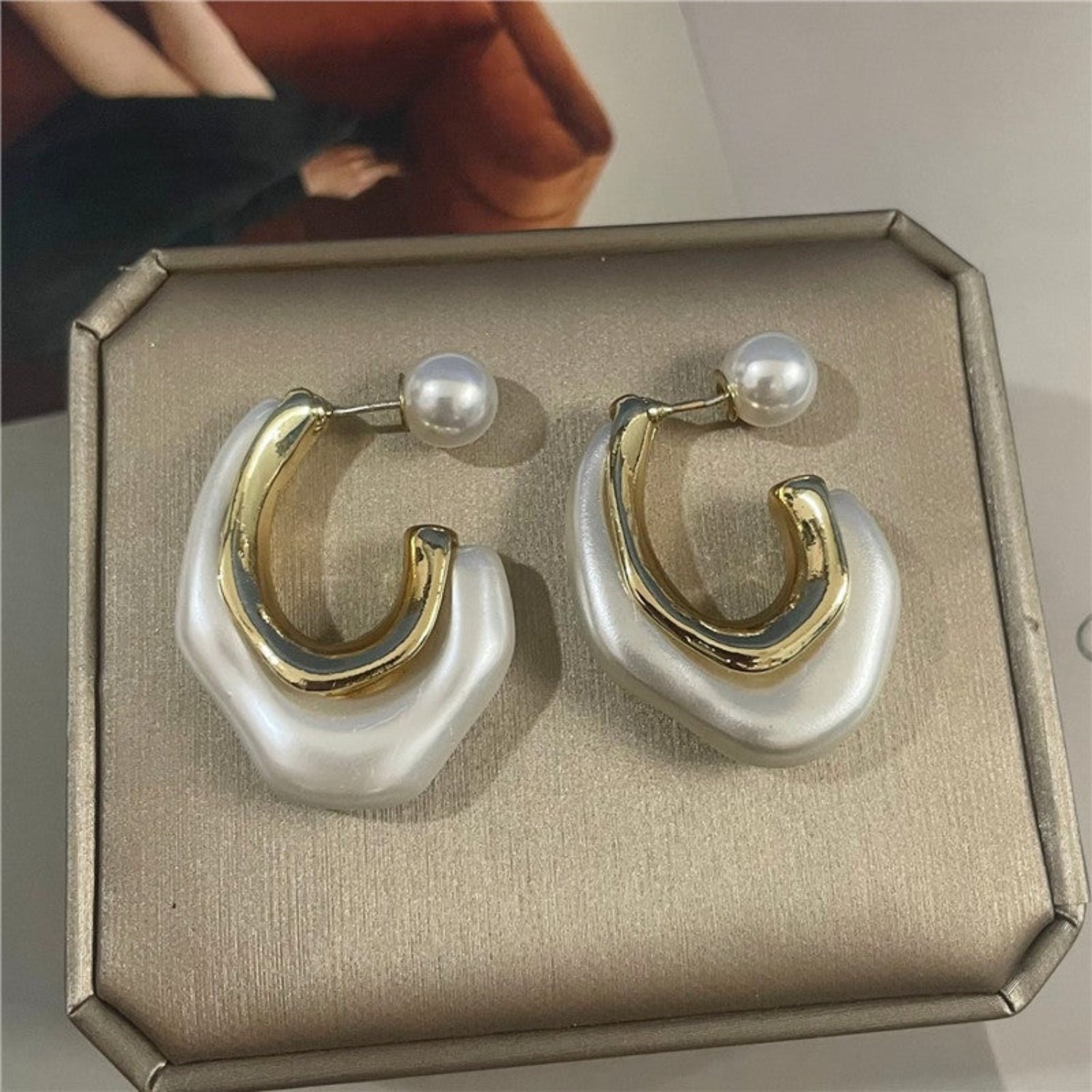 just-lil-things-Sculpted Pearl Hoop Earrings with Gold Wave Accent - jlt10961