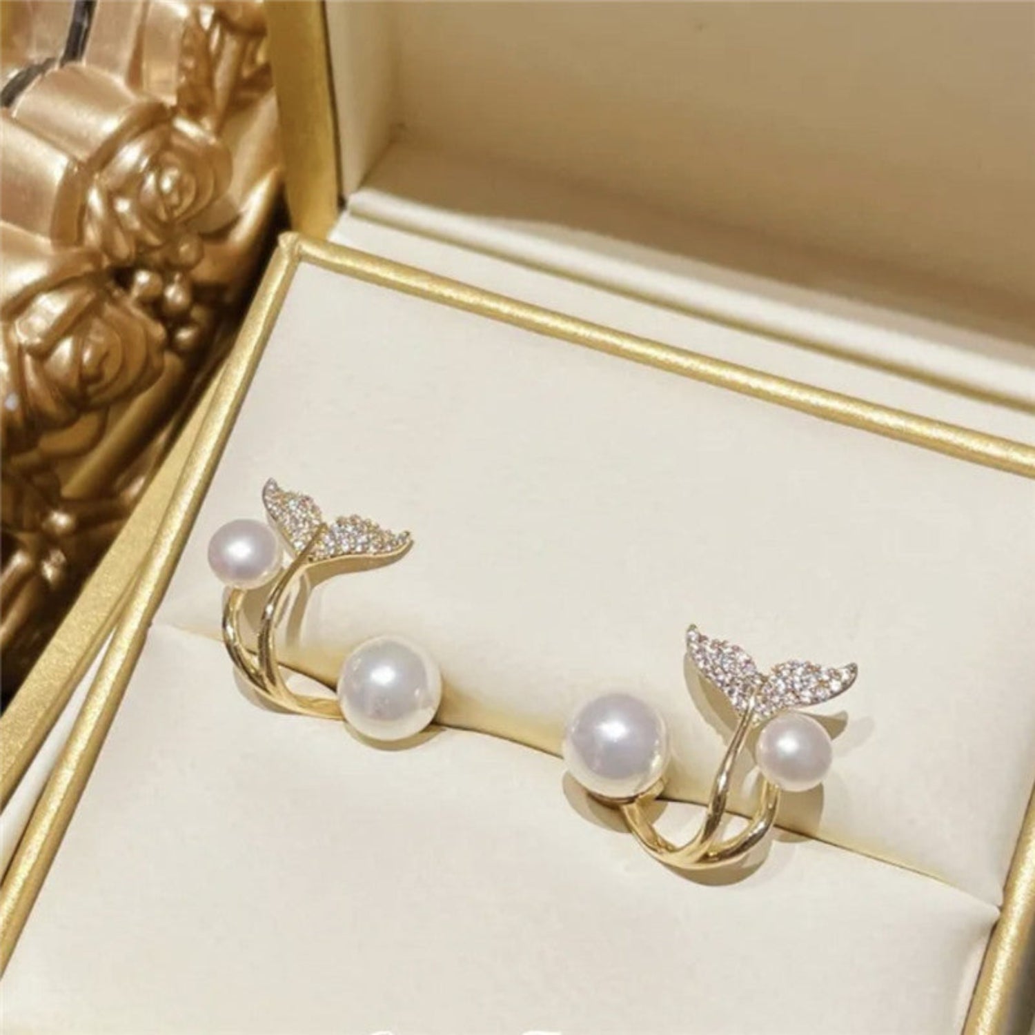Sparkling Mermaid Tail Pearl Earring JLT11328