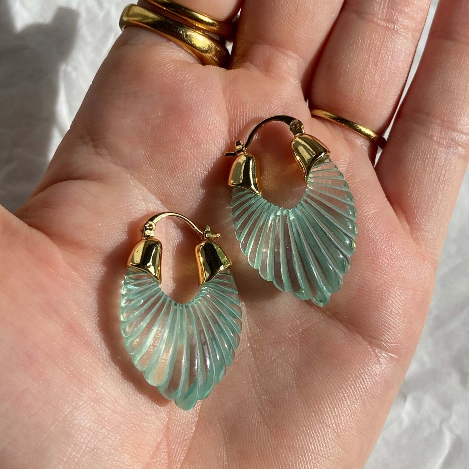 Vintage-Inspired Amber Resin Hoop Earrings with Gold Accents jlt11503