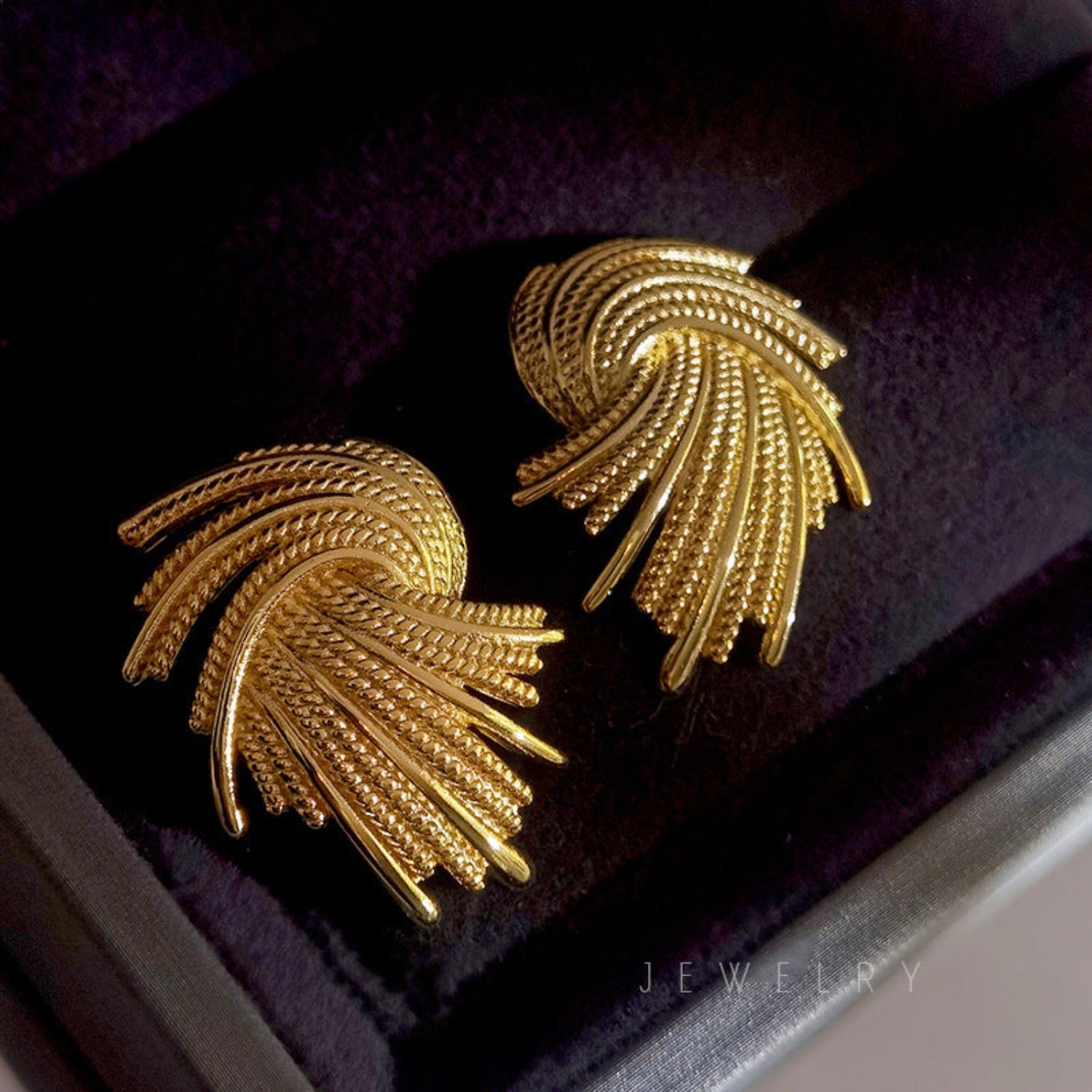 Exquisite Textured Dazzling Feather Earrings jlt11507