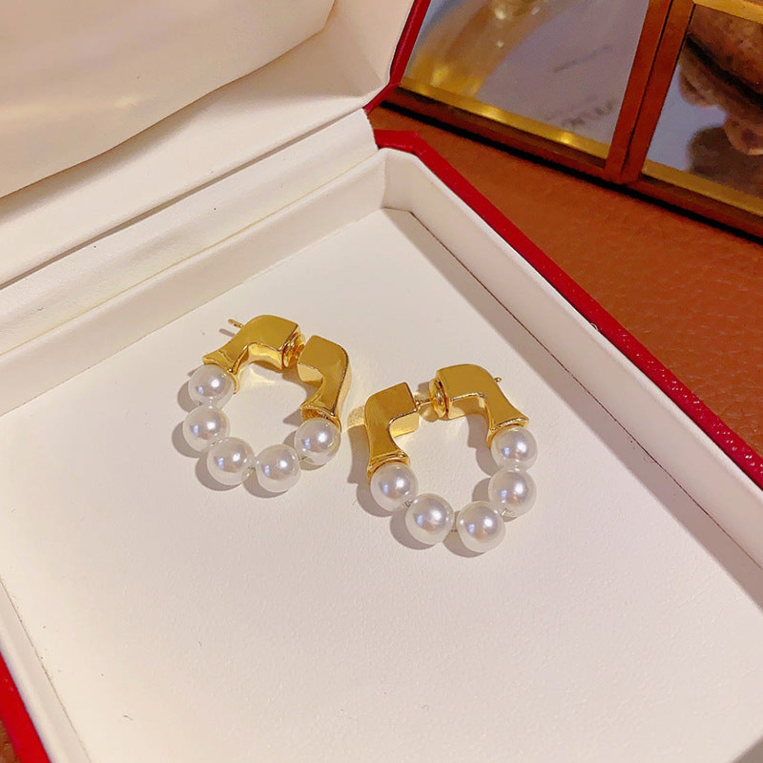 Gold and Pearl Hoop Earrings jlt11862